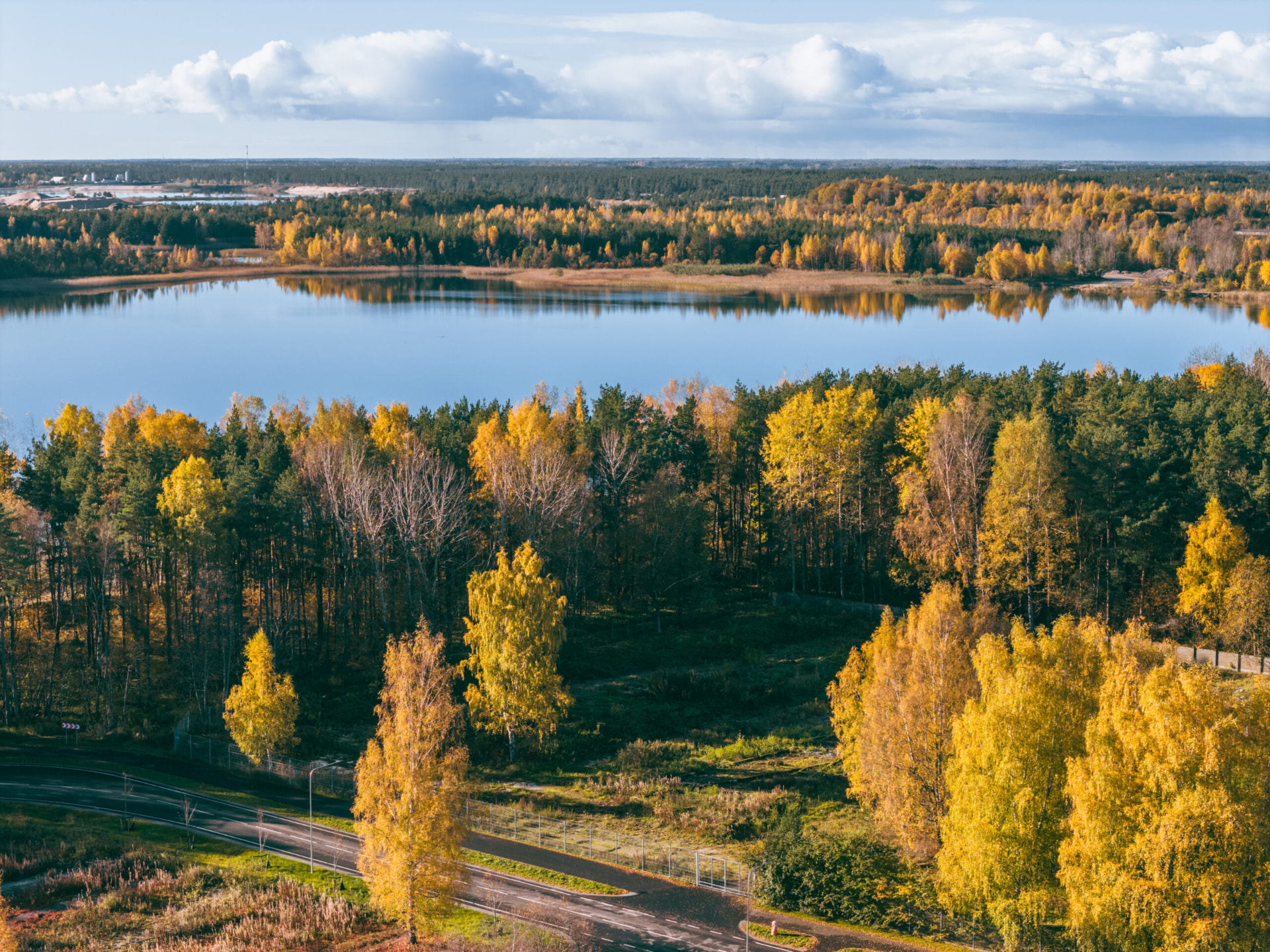 Vaade järvele ja metsale Sinirebase 24 lähedal