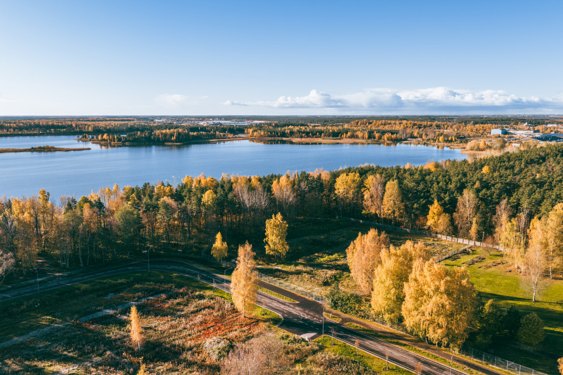 Sinirebase 24 ümbrus — järv ja mets sügisvärvides